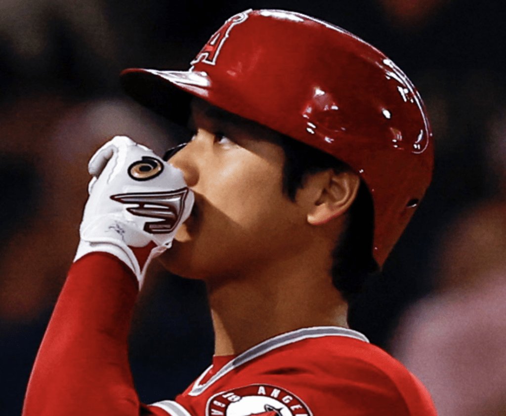 大谷翔平が左薬指にキス